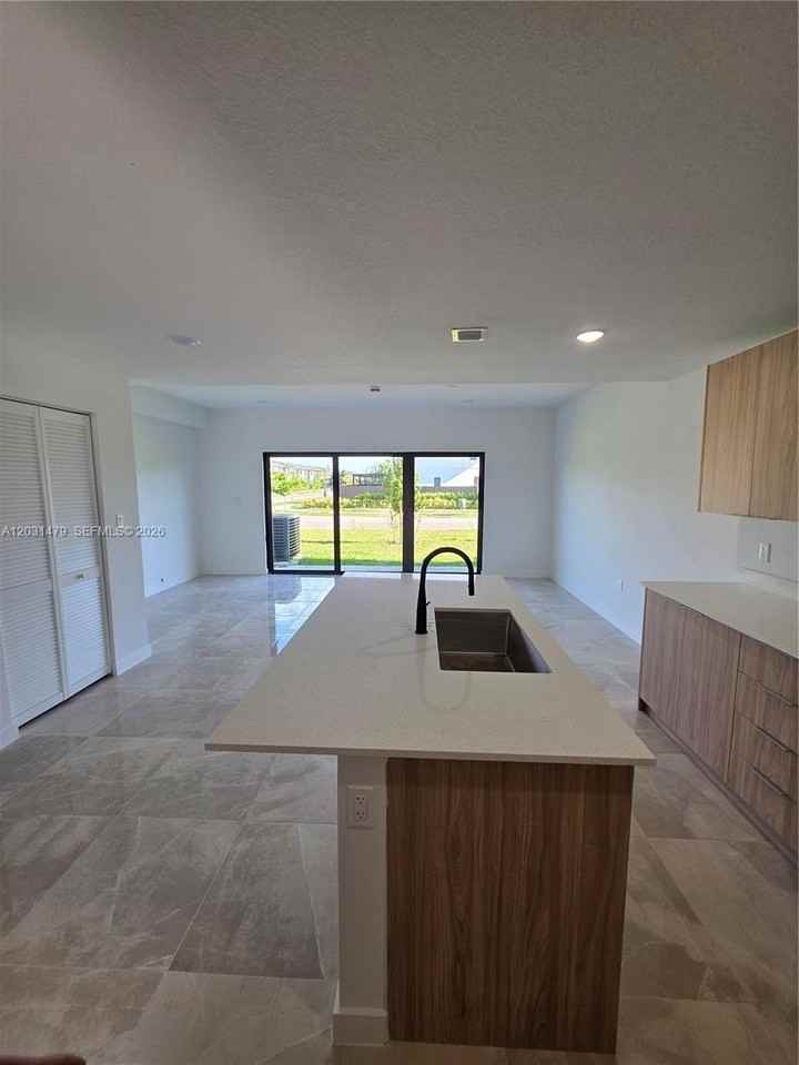 1305 Nw 4th Ter #1305 - Photo 3 of 13