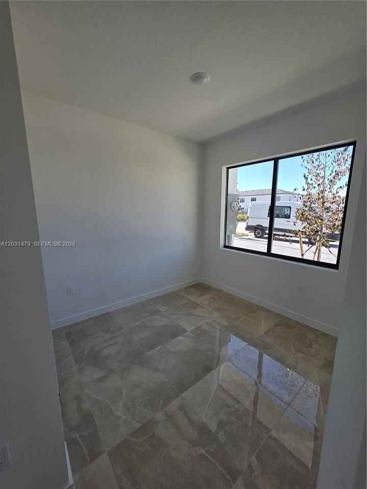 1305 Nw 4th Ter #1305 - Photo 4 of 13