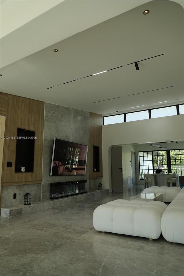 7850 Hawthorne Ave - Photo 2 of 10