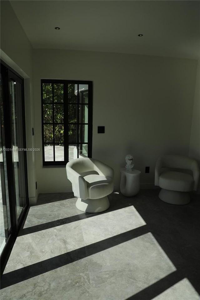 7850 Hawthorne Ave - Photo 4 of 10