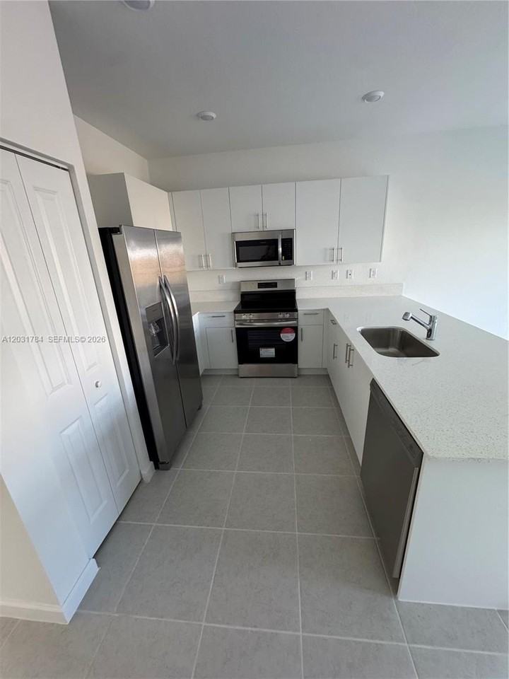 2655 Se 28th Dr #2655 - Photo 3 of 17
