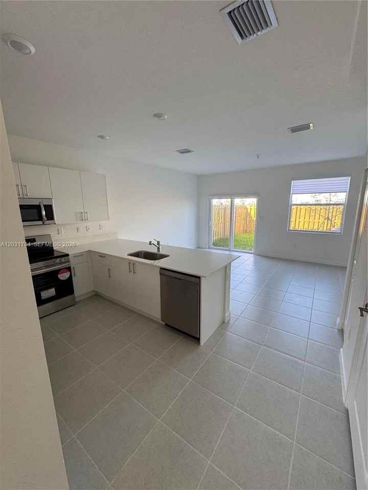 2655 Se 28th Dr #2655 - Photo 4 of 17