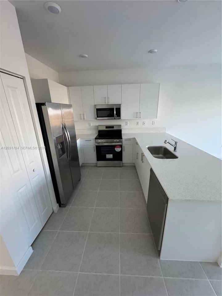 2655 Se 28th Dr #2655 - Photo 5 of 17