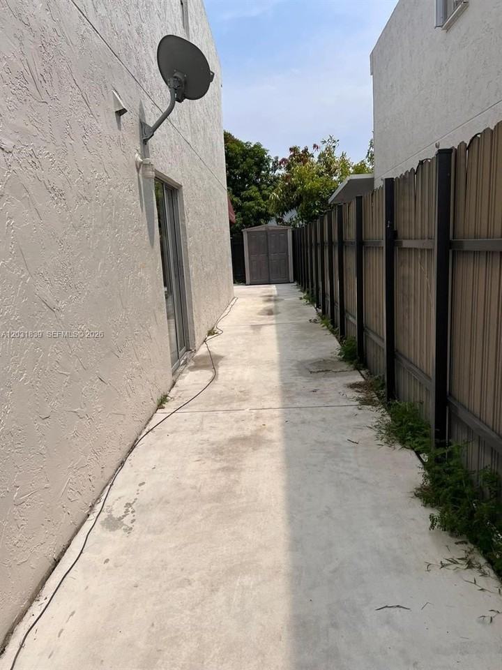 1074 W 38th St #32 - Photo 4 of 18