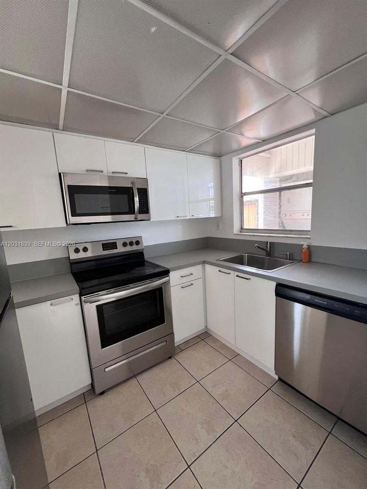 1074 W 38th St #32 - Photo 7 of 18