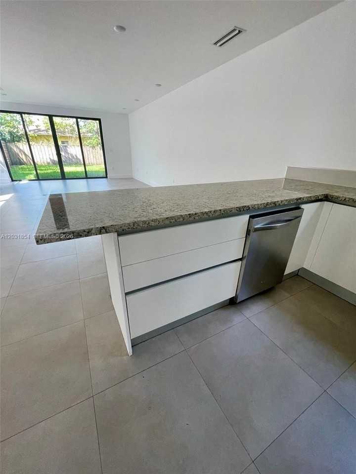 2740 Sw 29th Ave #2740 - Photo 4 of 17
