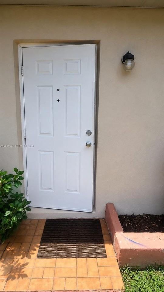8935 Sw 28th St #8935 - Photo 2 of 10