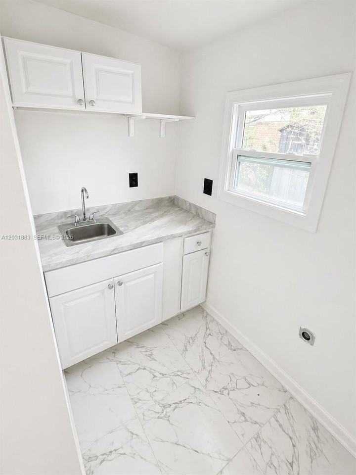 15720 Nw 28th Pl - Photo 3 of 4