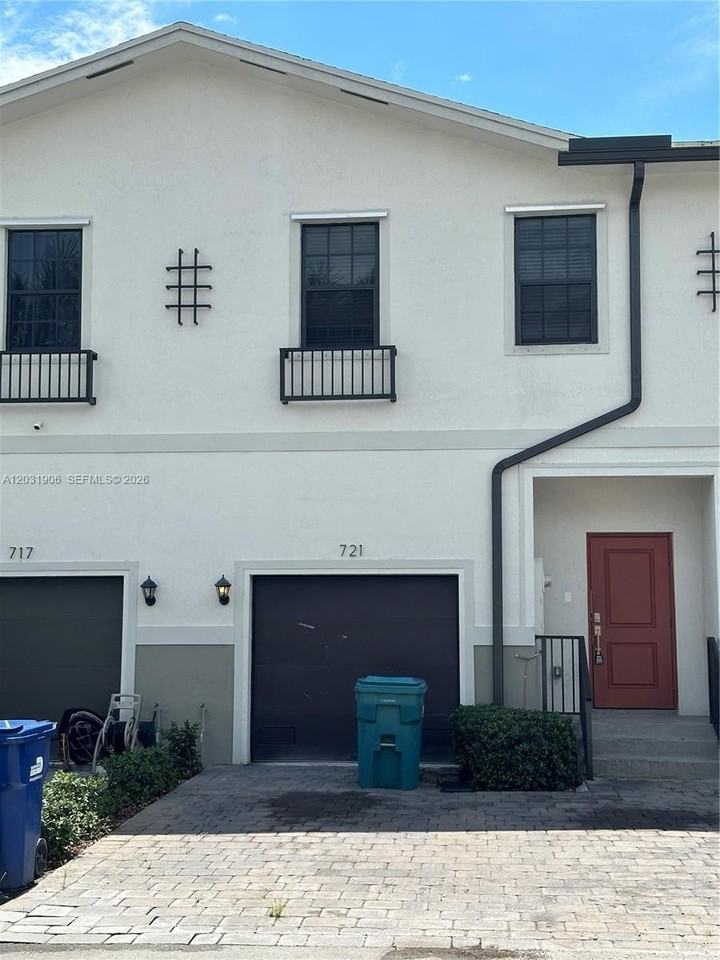 721 Sw 11th St #0 - Photo 2 of 13