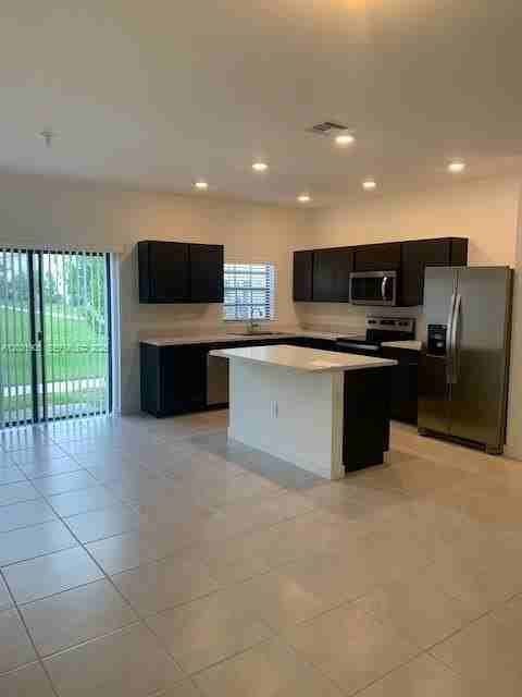 721 Sw 11th St #0 - Photo 3 of 13
