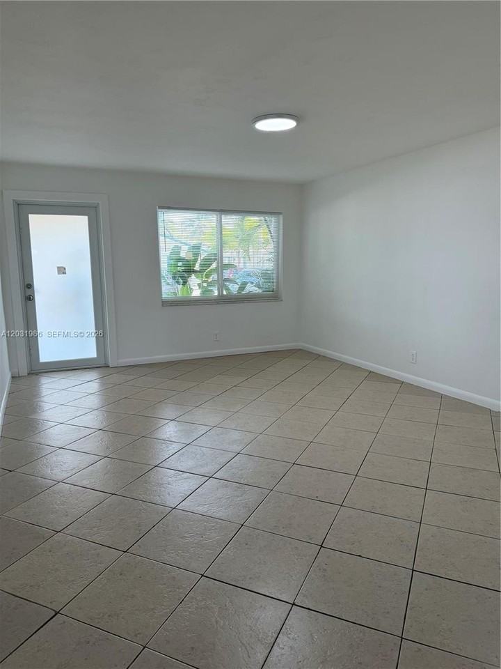 1831 Sw 24th St #W - Photo 4 of 15