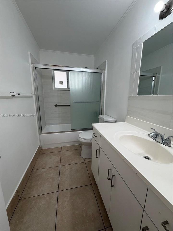 1831 Sw 24th St #W - Photo 7 of 15
