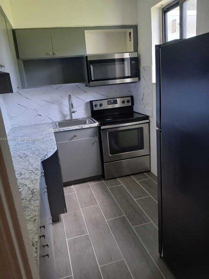1400 Ne 148th St #2 - Photo 5 of 18