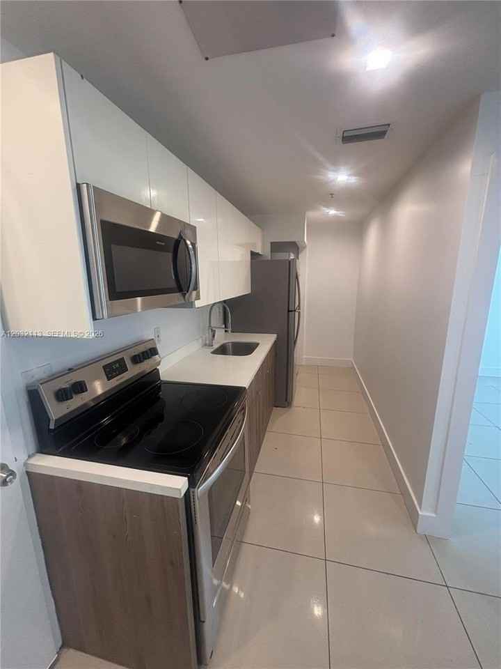 829 Sw 18th Ave #203 - Photo 2 of 10