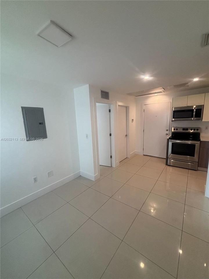 829 Sw 18th Ave #203 - Photo 3 of 10