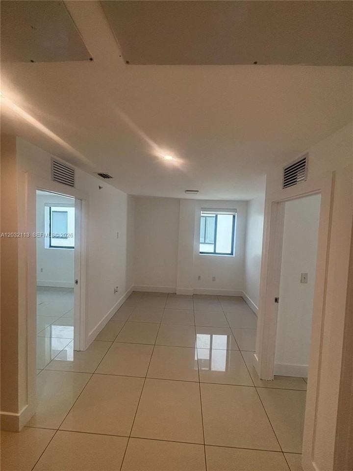 829 Sw 18th Ave #203 - Photo 4 of 10