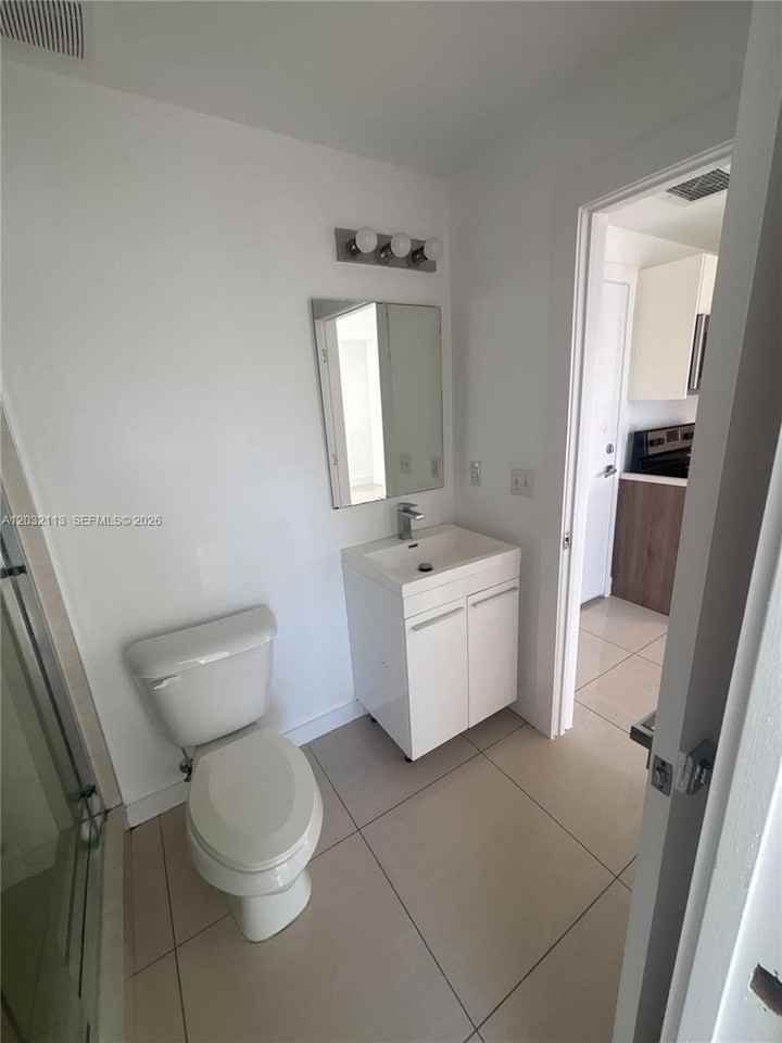 829 Sw 18th Ave #203 - Photo 6 of 10