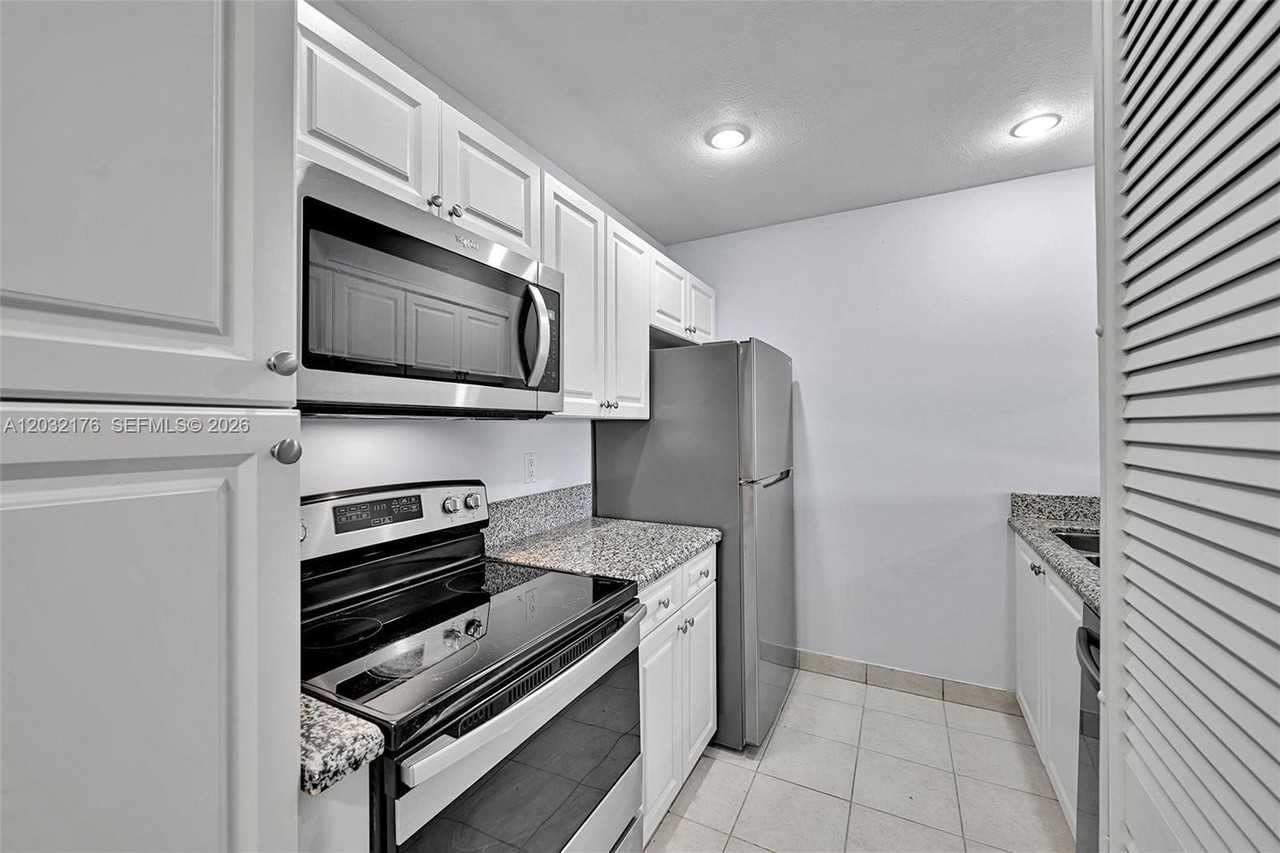 906 Twin Lakes Dr #8J - Photo 3 of 18