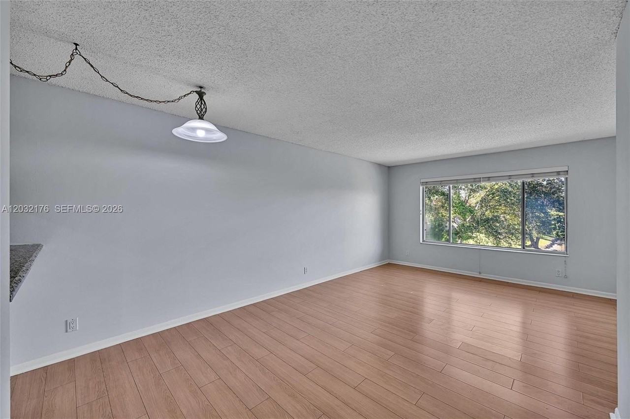 906 Twin Lakes Dr #8J - Photo 4 of 18