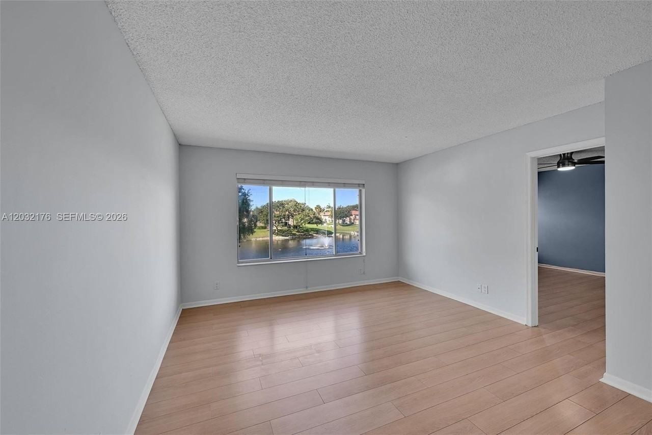 906 Twin Lakes Dr #8J - Photo 6 of 18