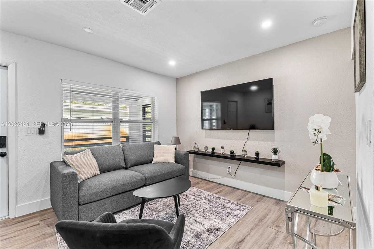 1521 Ne 118th Ter #1 - Photo 5 of 16
