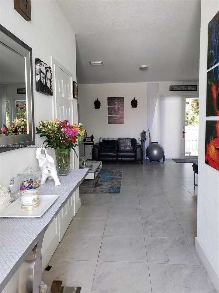 701 Nw 127th Pl - Photo 3 of 15