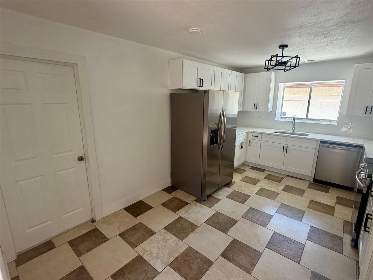7031 Drury St - Photo 4 of 28