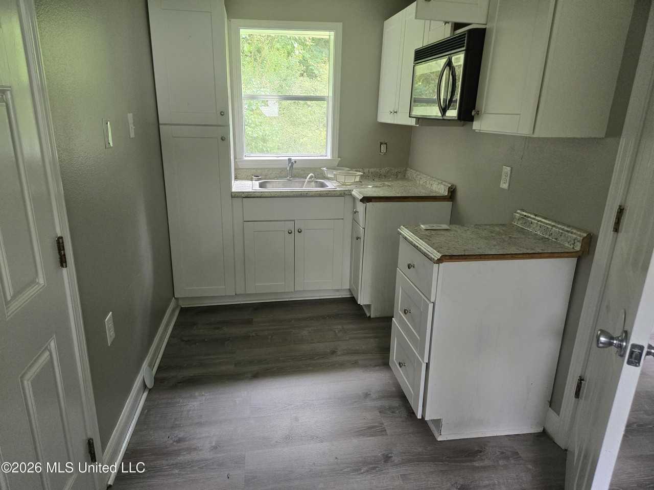 1015 Wilson St - Photo 3 of 6