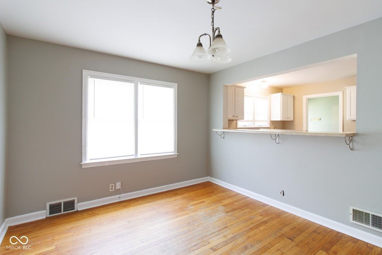 6149 Broadway St - Photo 5 of 20