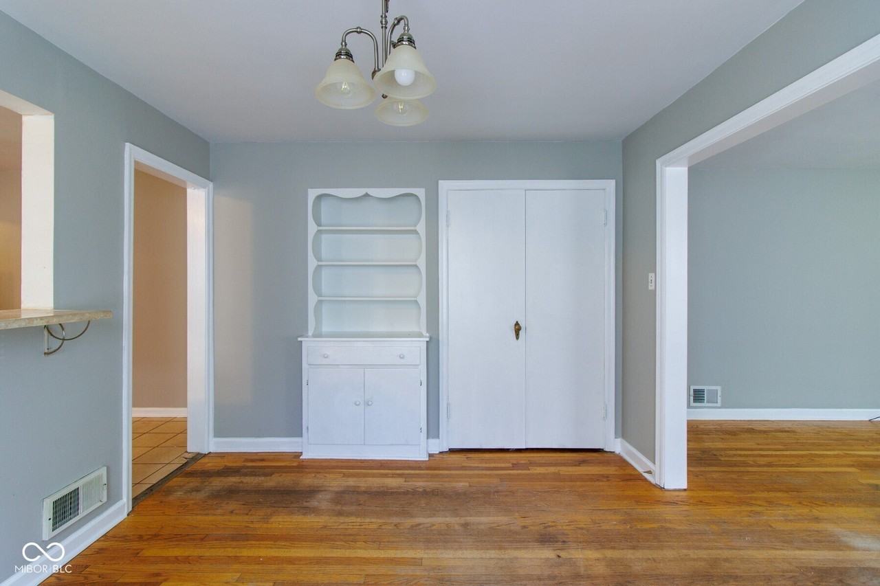 6149 Broadway St - Photo 7 of 20