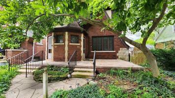featured image of 861 Beaconsfield Ave #UPPER