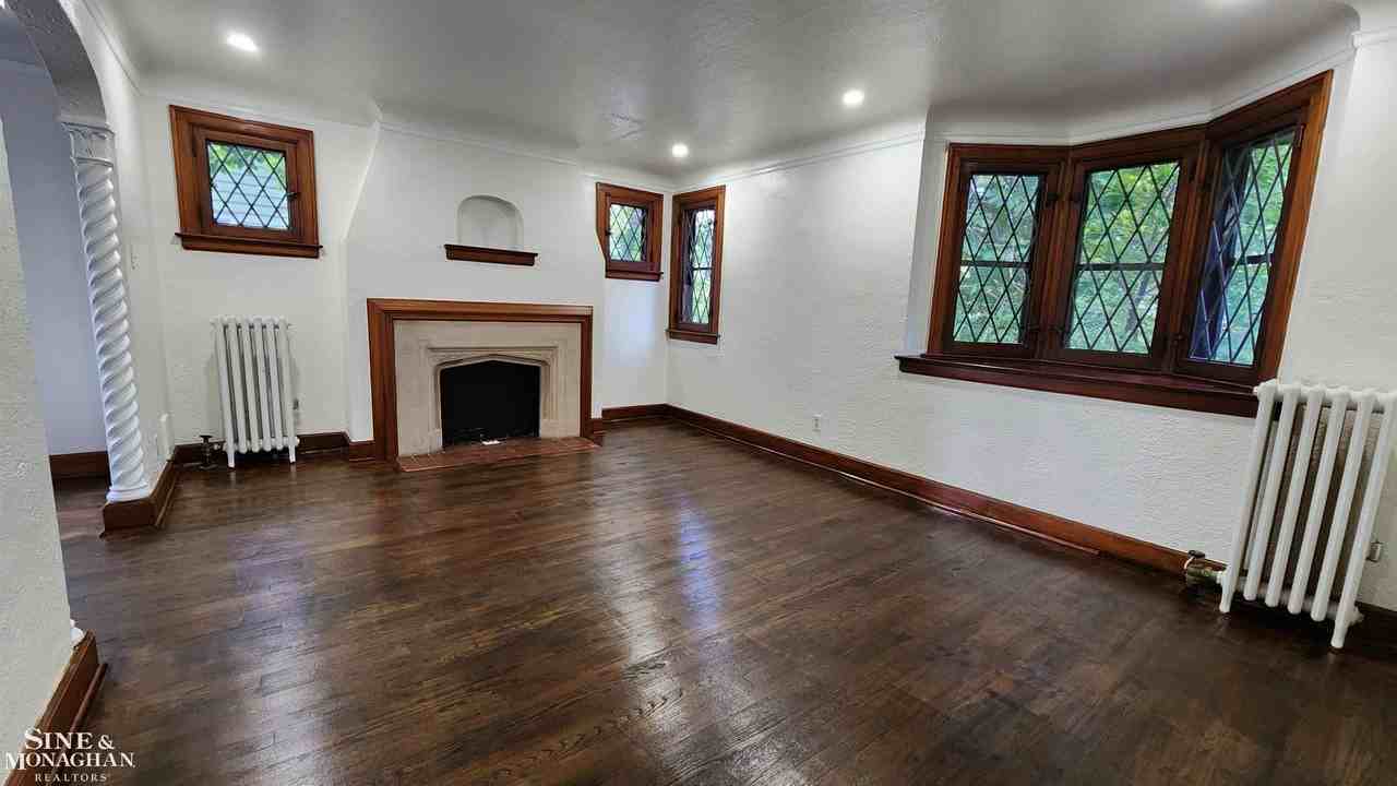 861 Beaconsfield Ave - Photo 2 of 12