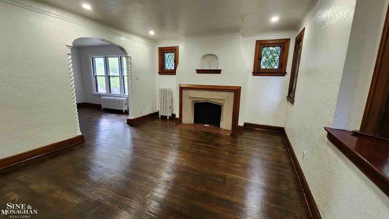 861 Beaconsfield Ave - Photo 3 of 12