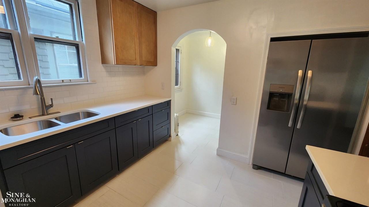 861 Beaconsfield Ave - Photo 5 of 12