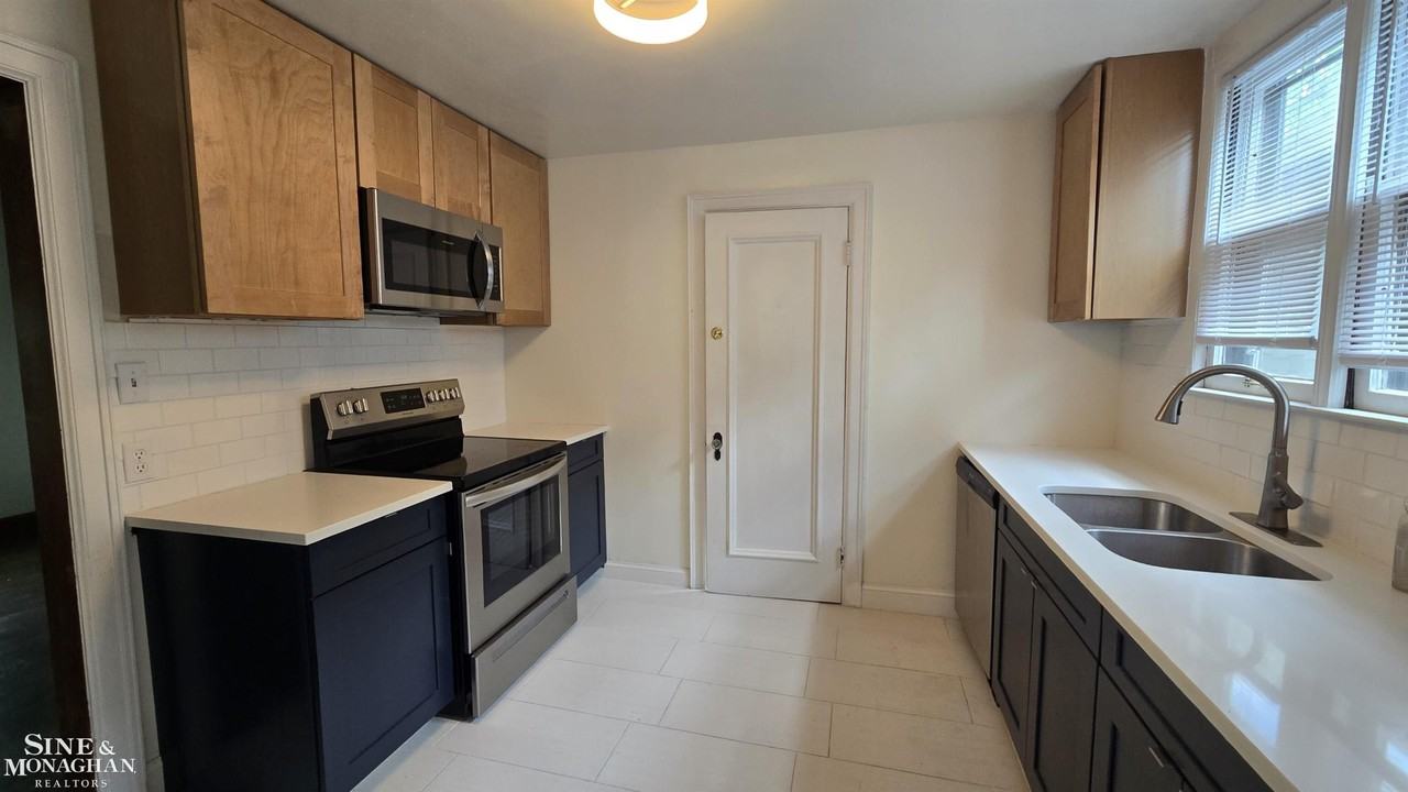 861 Beaconsfield Ave - Photo 6 of 12