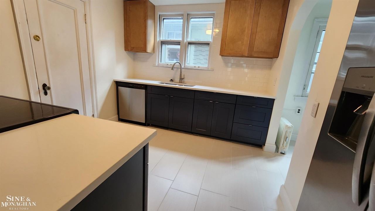 861 Beaconsfield Ave - Photo 7 of 12
