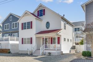 featured image of 8 Nichols Ave