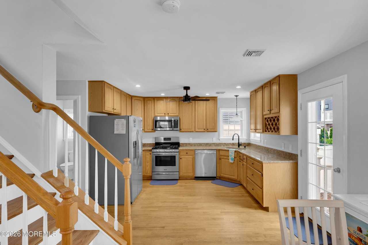 8 Nichols Ave - Photo 7 of 38