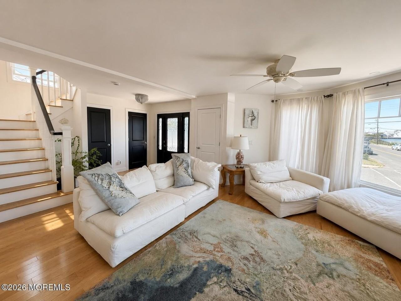 550 Whiting Ave - Photo 4 of 25