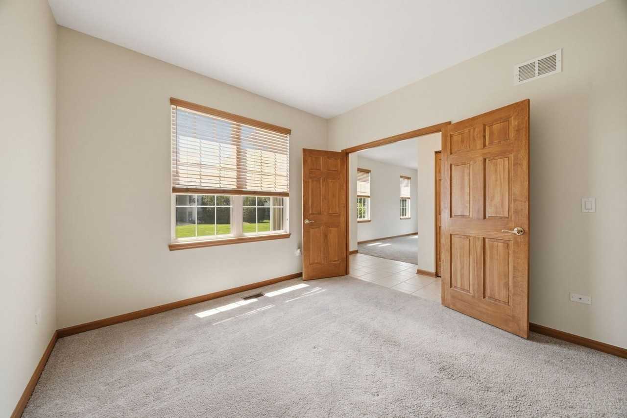 16340 Crescent Lake Dr - Photo 5 of 24