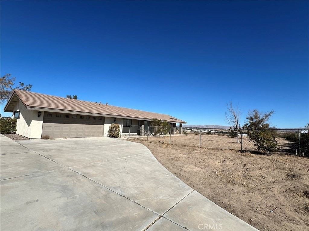 18530 Eucalyptus St - Photo 4 of 24
