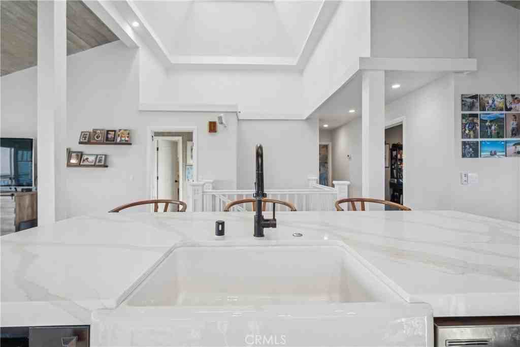 1044 Noria St - Photo 5 of 27