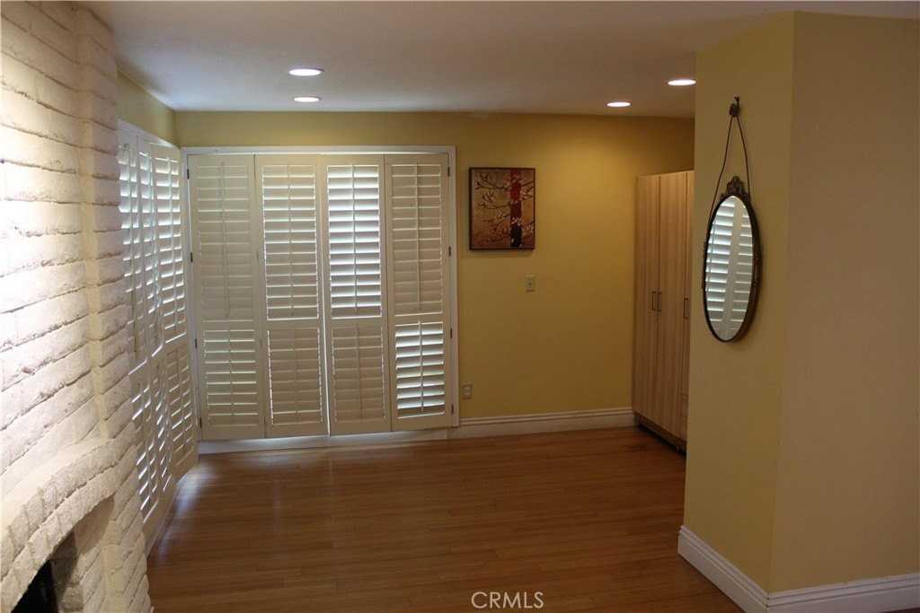 31058 Flying Cloud Dr - Photo 4 of 7