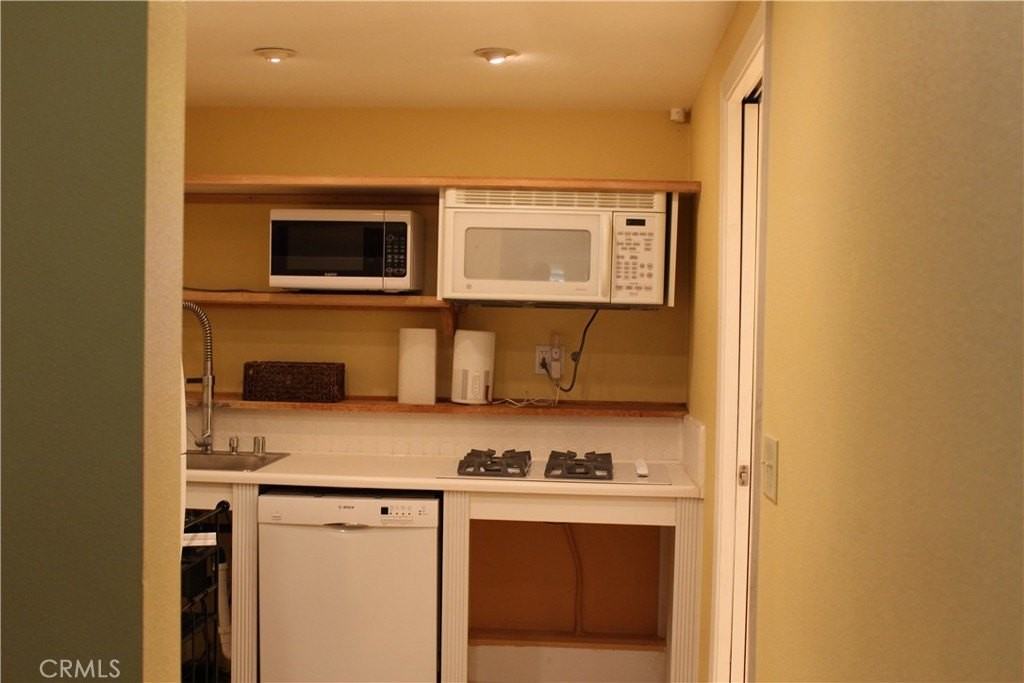 31058 Flying Cloud Dr - Photo 6 of 7