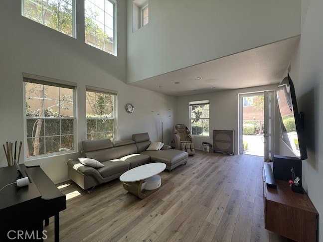 2546 Hibiscus St - Photo 3 of 33