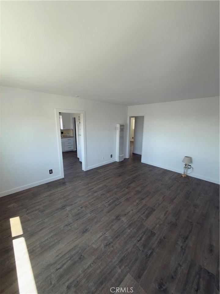 1023 W 19th St #4 - Photo 2 of 27