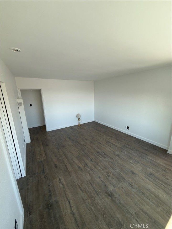 1023 W 19th St #4 - Photo 3 of 27