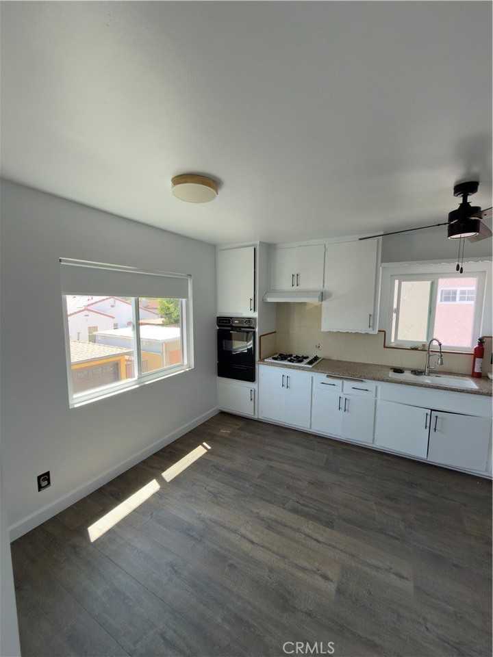 1023 W 19th St #4 - Photo 4 of 27