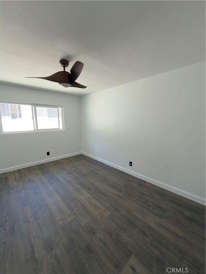 1023 W 19th St #4 - Photo 5 of 27