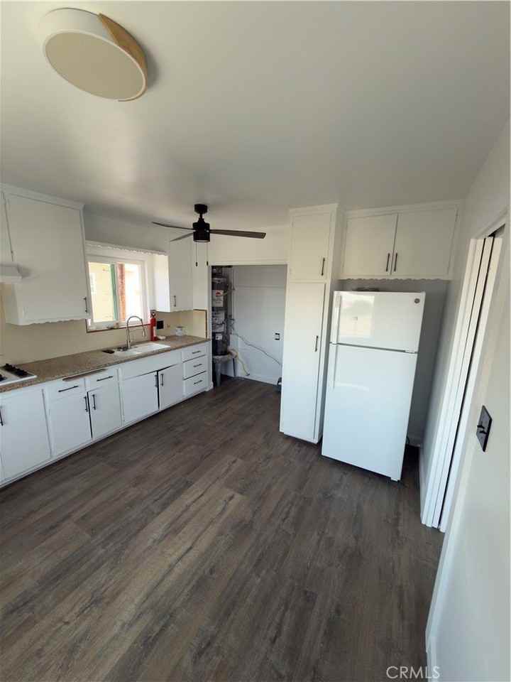 1023 W 19th St #4 - Photo 6 of 27
